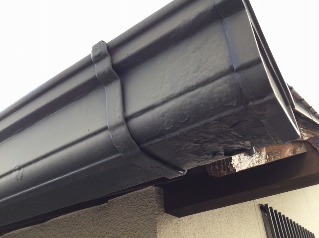 稲美町で劣化した雨樋の様子